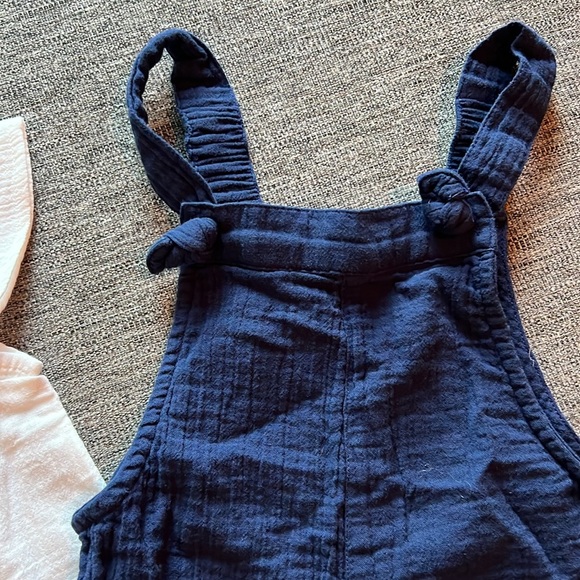 Vineyard Vines 3T ruffle neck top and short overalls - Picture 2 of 4